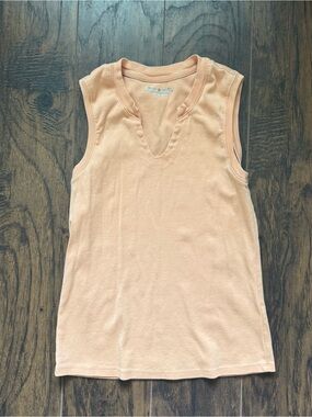 Royal Robbins Size Small Light Peach Split Neck Sleeveless Top